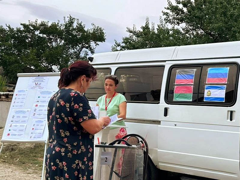 В селе Дружба прошло выездное голосование для жителей новых регионов.